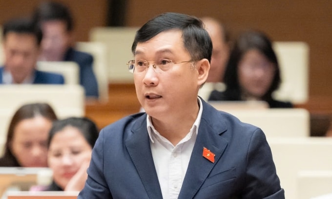 Ông Lê Hoàng Anh, Ủy viên chuyên trách Ủy ban Kinh tế và Tài chính góp ý tại phiên họp sáng 27/11. Ảnh: Media Quốc hội