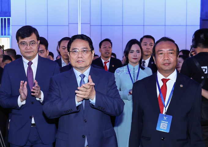 Thủ tướng Phạm Minh Chính (giữa) cùng lực lượng doanh nhân trẻ Việt Nam. Ảnh: VGP