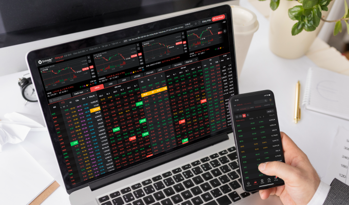 Nhà đầu tư theo dõi bảng điện chứng khoán trên ứng dụng Entrade X by DNSE. Ảnh: DNSE