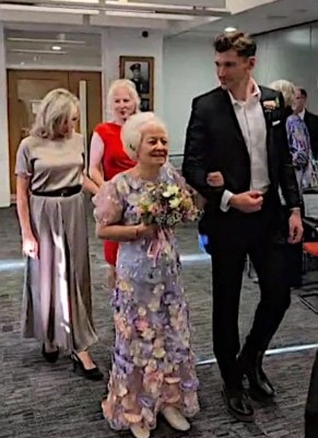 Bà Johnson mặc chiếc váy hoa trong ngày cưới hôm 21/11. Ảnh: