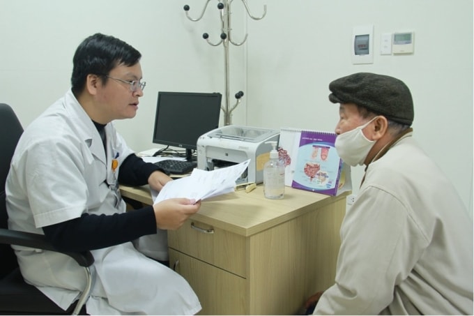 Bác sĩ tư vấn điều trị cho người bệnh. Ảnh: Bệnh viện cung cấp