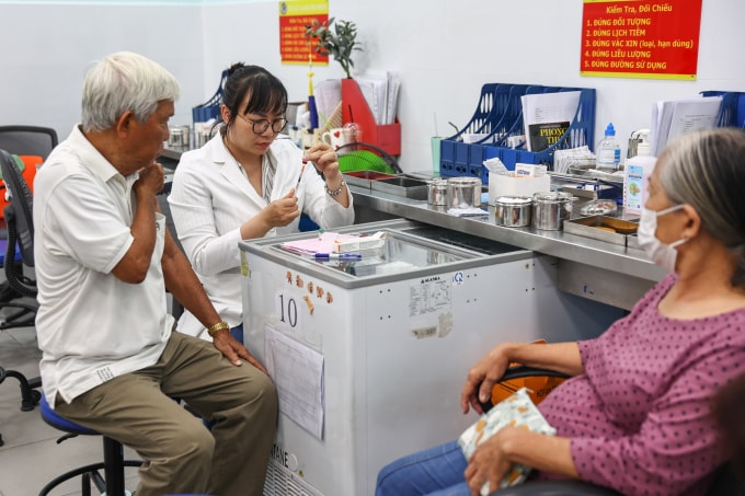 Người già tiêm chủng vaccine tại Viện Pasteur TP HCM, tháng 8/2025. Ảnh: Quỳnh Trần