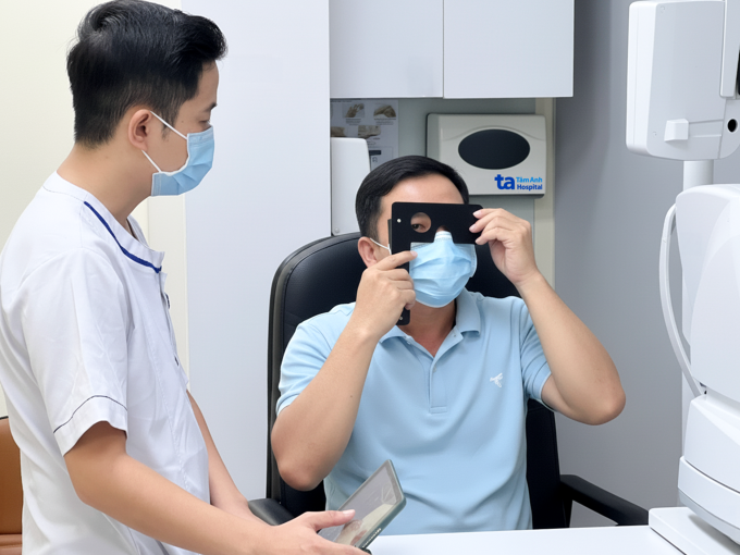 Anh Nhã kiểm tra thị lực tại Trung tâm Mắt Công nghệ cao. Ảnh: Bệnh viện Đa khoa Tâm Anh