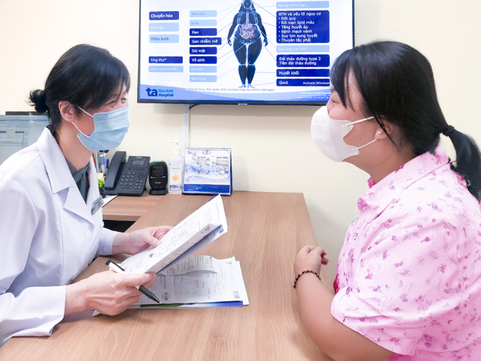 Bác sĩ Hà giải thích các chỉ số cơ thể của chị Thi trên kết quả đo InBody. Ảnh: Bệnh viện Đa khoa Tâm Anh