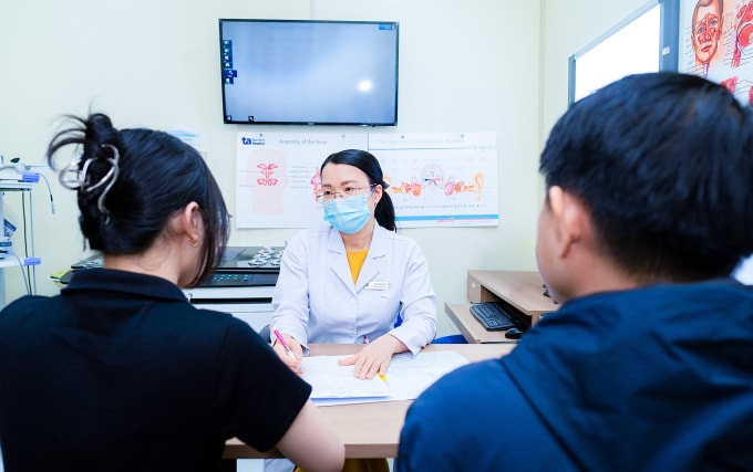 Bác sĩ Hằng đang tư vấn cho người bệnh. Ảnh: Bệnh viện Đa khoa Tâm Anh