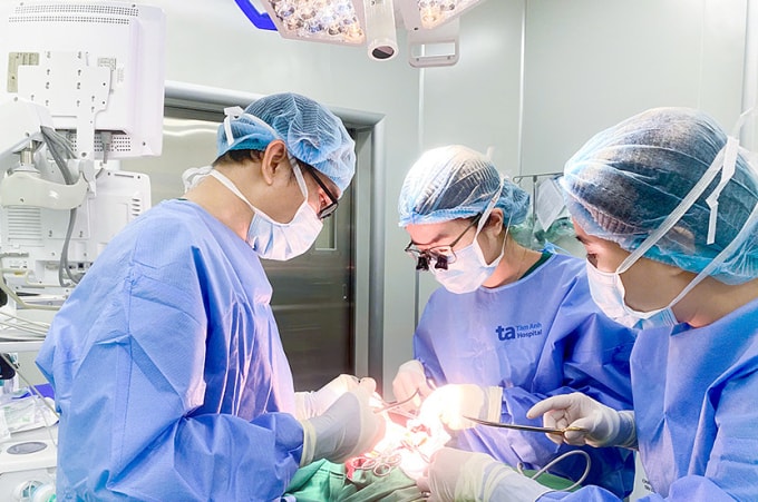 Bác sĩ Huân (trái)và bác sĩ Khánh (giữa) phẫu thuật cho chị Huyền. Ảnh: Bệnh viện Đa khoa Tâm Anh