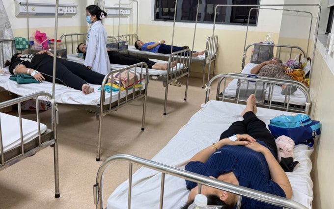 Bệnh nhân nghi ngộ độc thực phẩm vào cấp cứu tại Bệnh viện Đa khoa Khu vực Hóc Môn. Ảnh: Bác sĩ cung cấp