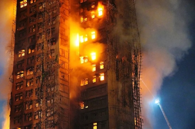 Đám cháy chiều 26/11 được nâng lên mức báo động số 5, cấp cao nhất trong hệ thống cảnh báo của Hong Kong. Ảnh: News Yahoo