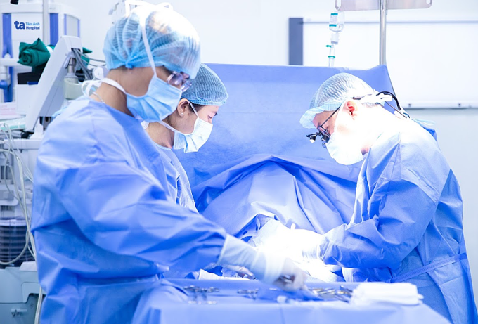 Bác sĩ Trọng phẫu thuật bóc tách đường rò cho bệnh nhi. Ảnh: Bệnh viện Đa khoa Tâm Anh