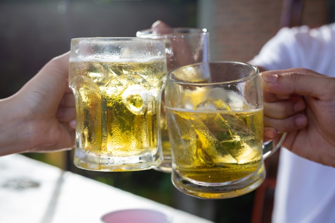 Người mắc viêm gan B uống rượu bia sẽ tăng nguy cơ xơ gan, ung thư gan. Ảnh: Vecteezy