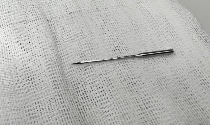 Kim may bằng sắt dài khoảng 4 cm được lấy ra khỏi đường tiêu hóa bệnh nhi. Ảnh: Bệnh viện cung cấp