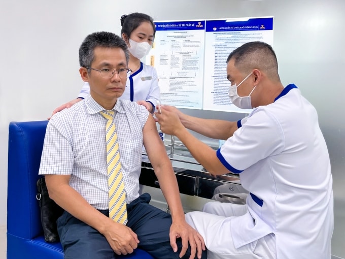 Người tiêm vaccine viêm gan B phòng bệnh tại Hệ thống Tiêm chủng VNVC. Ảnh: Diệu Thuần