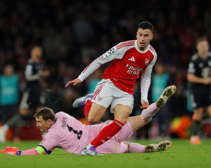 Martinelli vượt qua Neuer để ghi bàn ấn định tỷ số, trong trận Arsenal thắng Bayern 3-1 trên sân Emirates, London, Anh ngày 26/11/2025. Ảnh: Guardian
