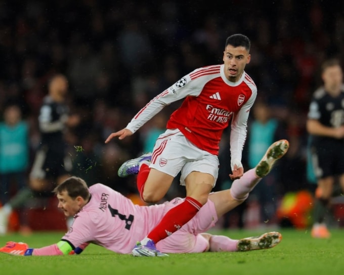 Gabriel Martinelli vượt qua thủ môn Manuel Neuer rồi ghi bàn ấn định tỷ số, trong trận Arsenal thắng Bayern 3-1 trên sân Emirates, London, Anh ngày 26/11/2025. Ảnh: The Guardian