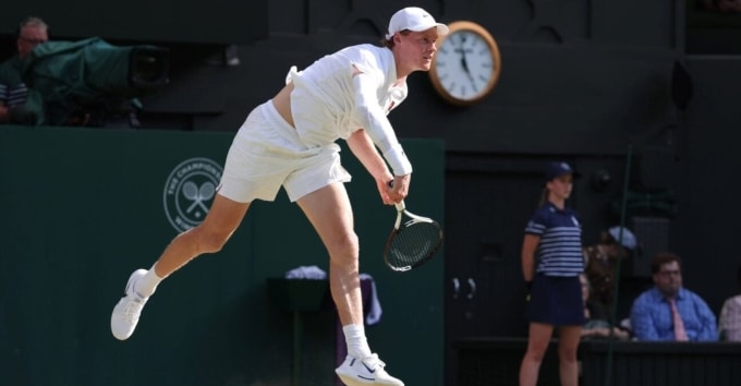 Sinner giao bóng ở Wimbledon - nơi anh đánh bại Alcaraz ở chung kết năm 2025. Ảnh: AELTC