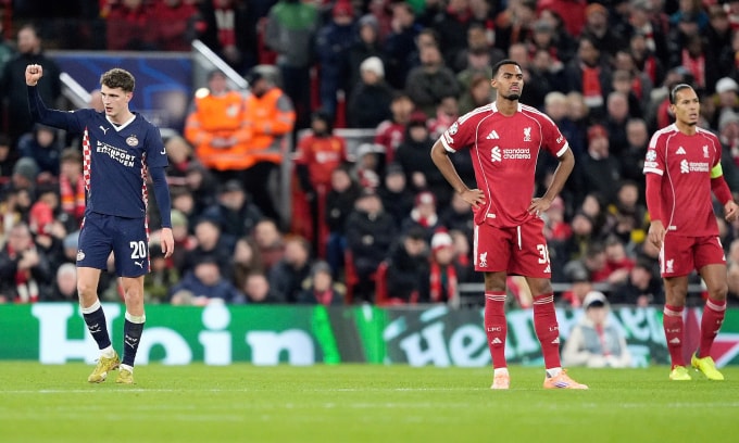 Cầu thủ Liverpool thẫn thờ sau khi Guus Til (trái) nâng tỷ số lên 2-1 cho PSV trên sân Anfield, thành phố Liverpool, Vương Quốc Anh tối 26/11/2025. Ảnh: PA