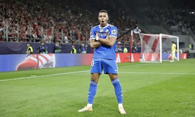 Mbappe mừng bàn thắng trong trận Real gặp Olympiacos trên sân Karaiskakis, thành phố Piraeus, Hy Lạp tối 26/11/2025. Ảnh: Marca