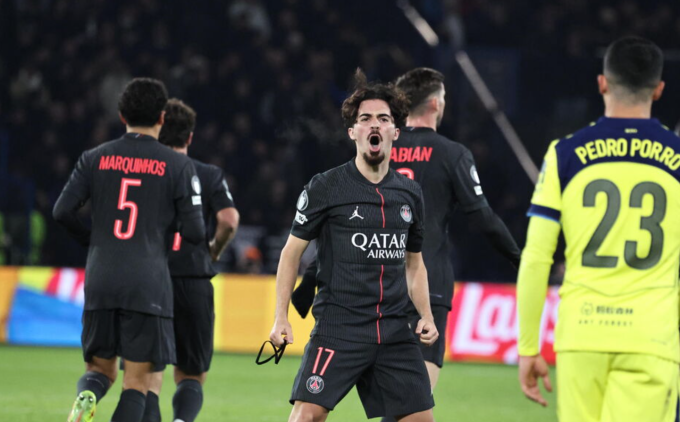 Vitinha (số 17) lập hat-trick trong trận PSG thắng Tottenham 5-3 trên sân Parc des Princes, Paris, Pháp ngày 26/11. Ảnh: Leparisien