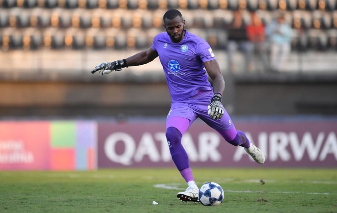 Thủ môn Caique mắc sai lầm khiến Nam Định thua Ratchaburi 0-2 ở lượt 5 bảng F AFC Champions League Two 2025-2026, tối 27/11. Ảnh: Nghĩa Hưng