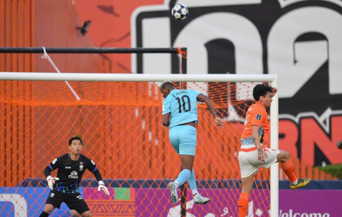 Tiền đạo Caio Cesar bỏ lỡ cơ hội trước khung thành Ratchaburi tại lượt 5 bảng F AFC Champions League Two 2025-2026, tối 27/11. Ảnh: Nghĩa Hưng