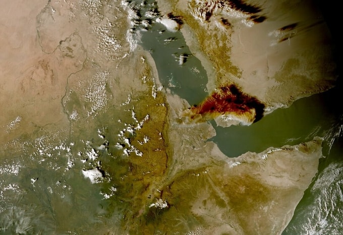 Núi lửa Hayli Gubbi phun trào, tạo ra đám mây tro bụi khổng lồ. Ảnh: EUMETSAT