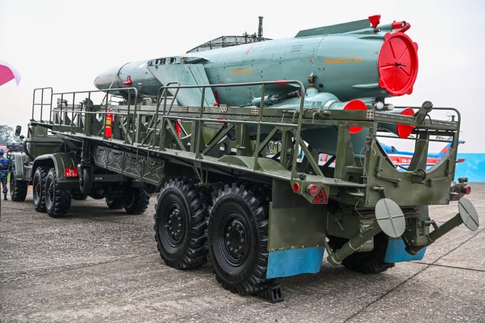 Tên lửa hành trình P-28 được trưng bày tại Triển lãm Quốc phòng 2024. Ảnh: Giang Huy