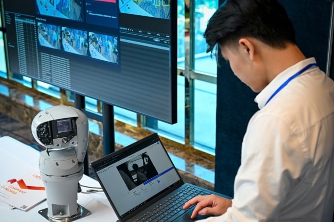 Kỹ sư thao tác điều khiển hoạt động của camera an ninh. Ảnh: Minh Sơn