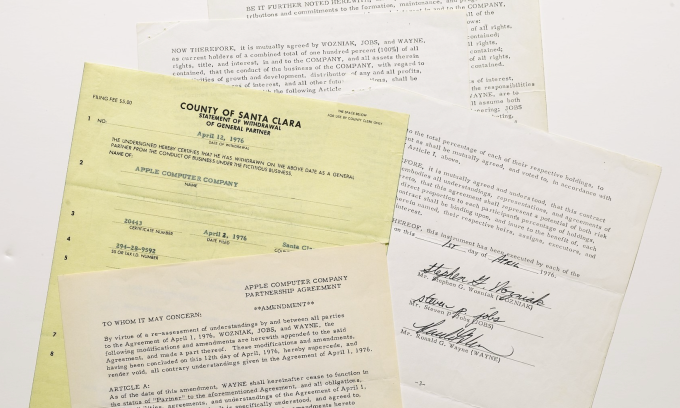 Hợp đồng sáng lập Apple với chữ ký của Steve Jobs, Steve Wozniak và Ron Wayne. Ảnh: Sotheby