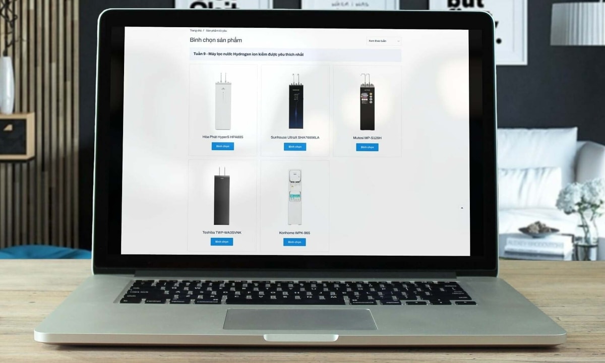 Người dùng truy cập trang bình chọn quạt trần tiết kiệm điện được yêu thích nhất. Ảnh: Thái Anh