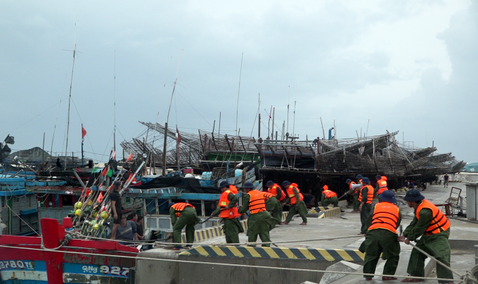 Cán bộ, chiến sĩ ở Đặc khu Trường Sa giúp ngư dân đưa tàu vào nơi tránh trú. Ảnh: Ngọc Ánh
