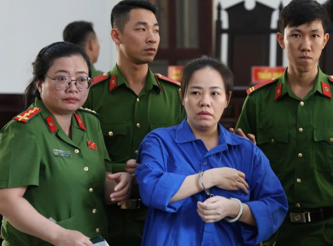 Bị cáo Bích sau phần tuyên án, được dẫn giải về trại tạm giam. Ảnh: Phước Tuấn