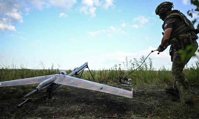 Quân nhân Nga chuẩn bị cho UAV của hãng Zala cất cánh tại tỉnh Lugansk ngày 11/8. Ảnh: BQP Nga