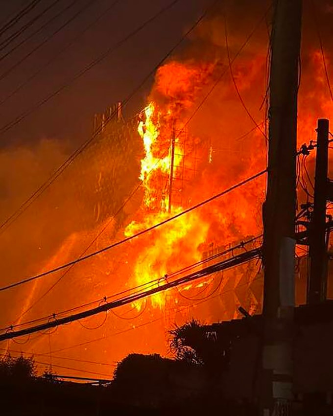 Lửa bao trùm phía ngoài quán bar. Ảnh: Thái Hà