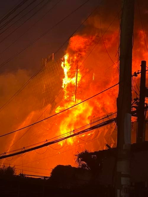 Quán bar cháy lớn. Ảnh: Thái Hà