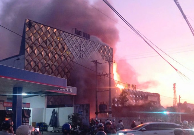 Lửa bốc cao ở quán bar. Ảnh: Thái Hà