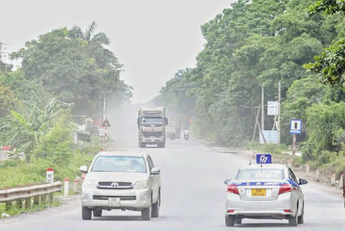 Đường bụi ở ngoại thành Hà Nội. Ảnh: Gia Chính