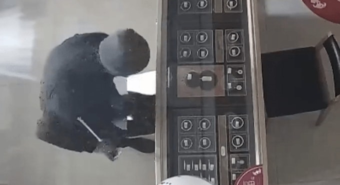 Tên trộm được ghi hình trong camera theo dõi của tiệm vàng. Ảnh: HK01