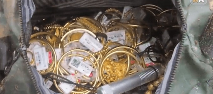 170 món trang sức vàng trị giá hơn 11 tỷ đồng đã được cảnh sát thu giữ thành công. Ảnh: HK01