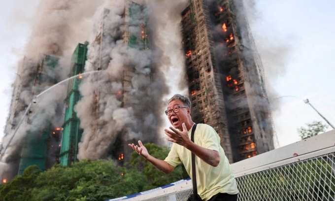 Khói lửa bao trùm cụm tòa nhà tại khu chung cư Wang Fuk Court tại Hong Kong hôm 26/11. Ảnh: Reuters