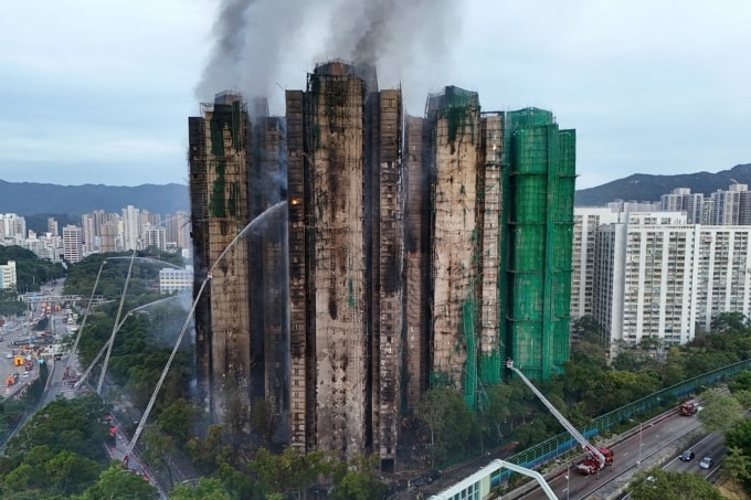 Đám cháy cụm chung cư  Wang Fuk Court, Hong Kong, được khống chế vào sáng 27/11. Ảnh: Reuters