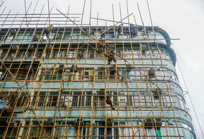 Giàn giáo tre bên ngoài một tòa nhà. Ảnh: PH Yang/24HourProject