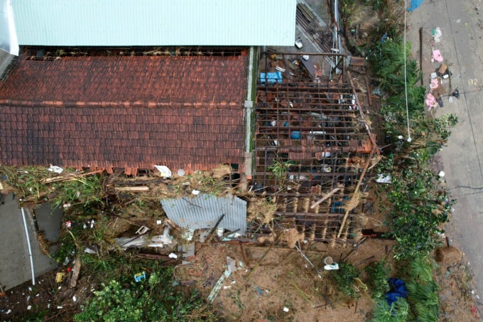 Nhà cửa ở thôn Mỹ Điền, xã Hoà Thịnh sập tường, trôi mái sau lũ. Ảnh: Tuấn Việt