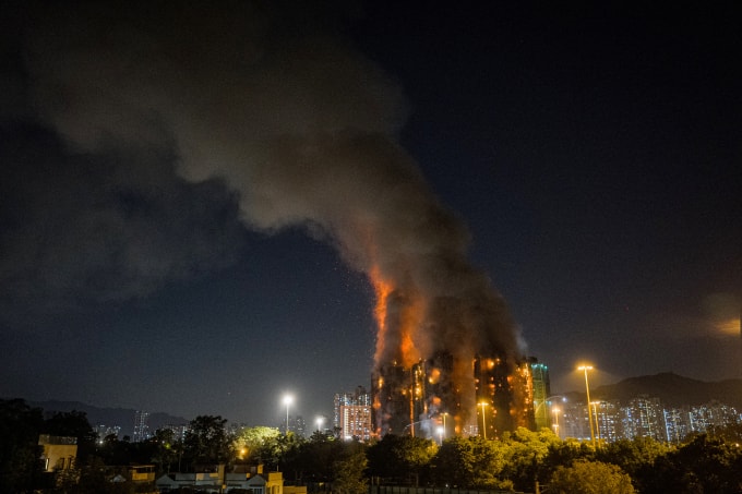 Các tòa tháp trong khu chung cư Wang Fuk Court cháy ngùn ngụt trong đêm 26/11. Ảnh: AFP