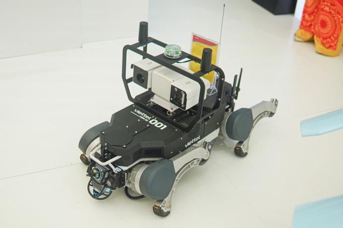 Một robot vận chuyển được trưng bày, sử dụng tại triển lãm 80 năm thành tựu đất nước, tháng 8/2025. Ảnh: Lưu Quý