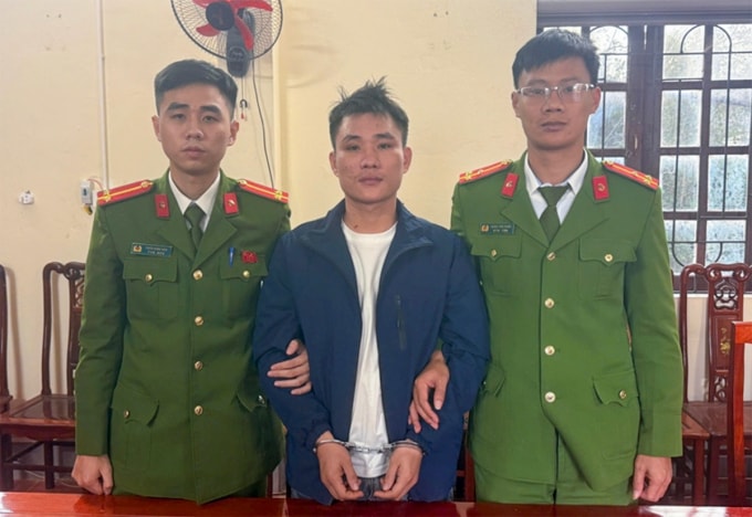 Nghi can Vũ (đứng giữa), tại cơ quan điều tra. Ảnh: Hùng Lê