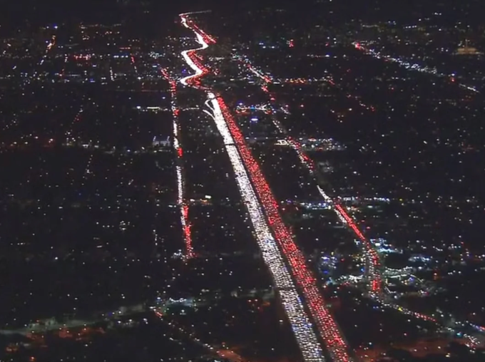 Dòng xe tắc đường tại bang Los Angeles vào dịp Lễ Tạ ơn 2016. Ảnh: LATimes