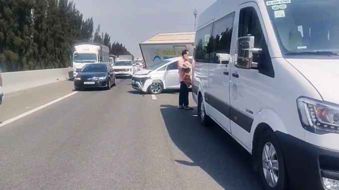 Vụ tai nạn khiến cao tốc ùn ứ kéo dài nhiều km. Ảnh: Thịnh Tiến