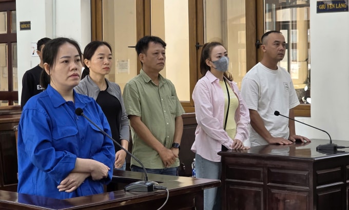 Vợ chồng anh trai và em gái của Bích (bên phải) là đại diện cho bị hại. Ảnh: Phước Tuấn