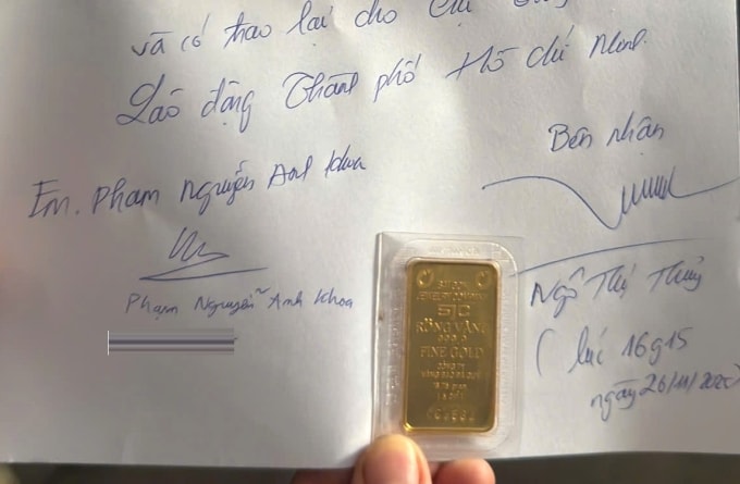 5 chỉ vàng được nhóm sinh viên trường Đại học Văn Lang nhặt được khi soạn đồ cứu trợ, ngày 26/11. Ảnh: Anh Khoa