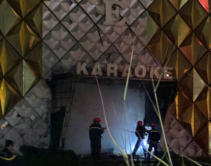 Cảnh sát đang dập lửa ở khu vực sảnh karaoke, tối 27/11. Ảnh: Thái Hà